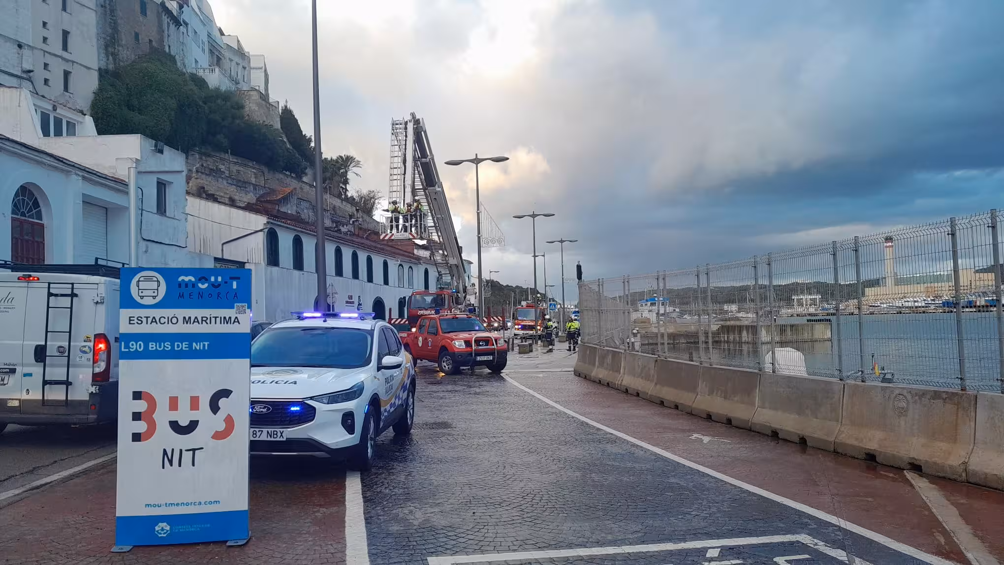 Desprendimiento en Maó: una roca cae sobre la destilería Xoriguer