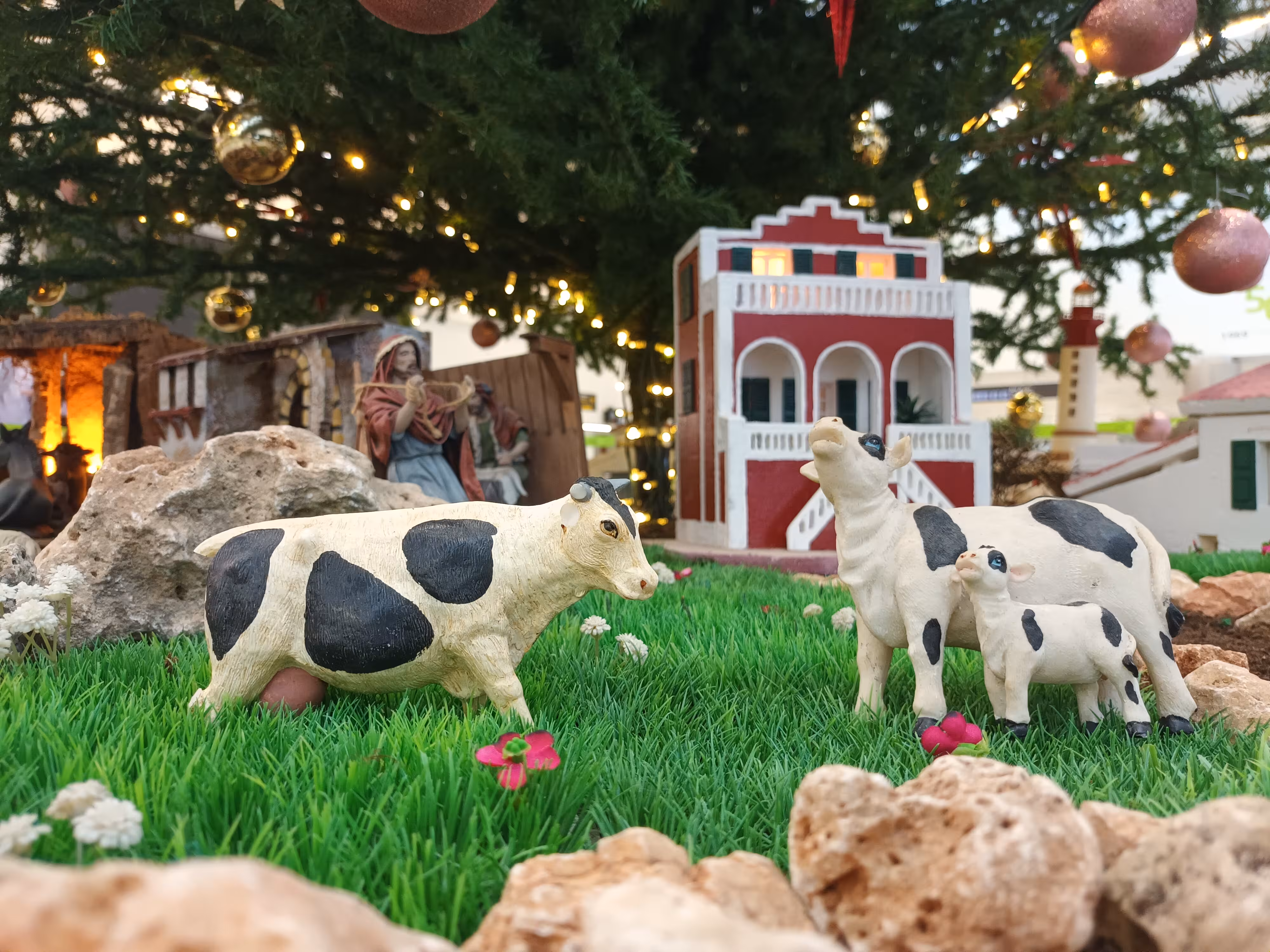(Fotos) El tradicional árbol de Navidad y el belén gigante sorprenden a los viajeros en el Aeropuerto de Menorca