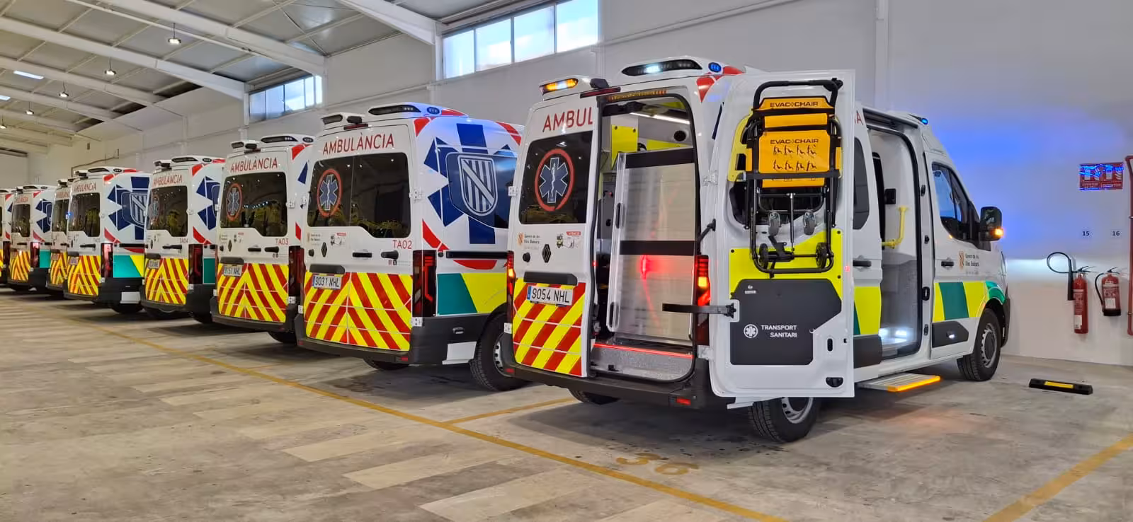 Llega la nueva flota de ambulancias a Menorca: 18 son de transporte urgente y 17 de programado