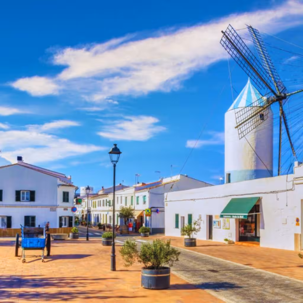 Sant Lluís lanza un gran sorteo navideño para impulsar el comercio local: patinete eléctrico, iPad, televisor y PS5 en juego