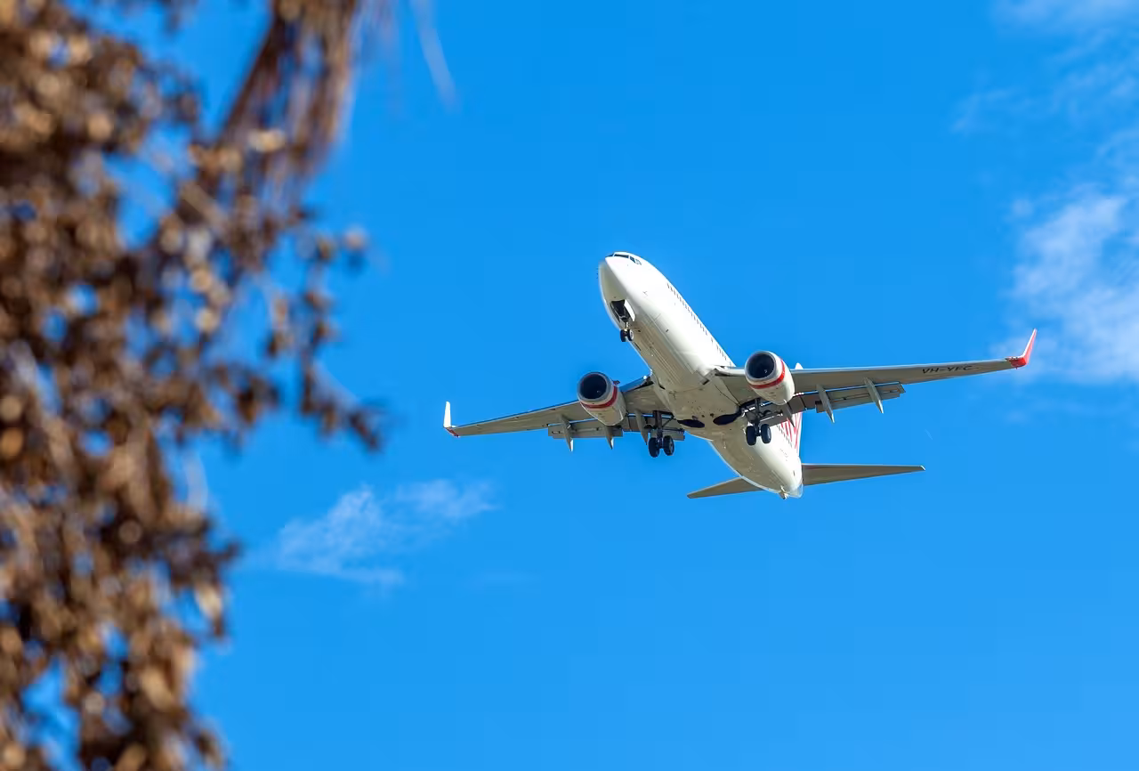 Un vuelo procedente de Menorca no puede aterrizar en Bilbao por el fuerte viento y acaba en Asturias