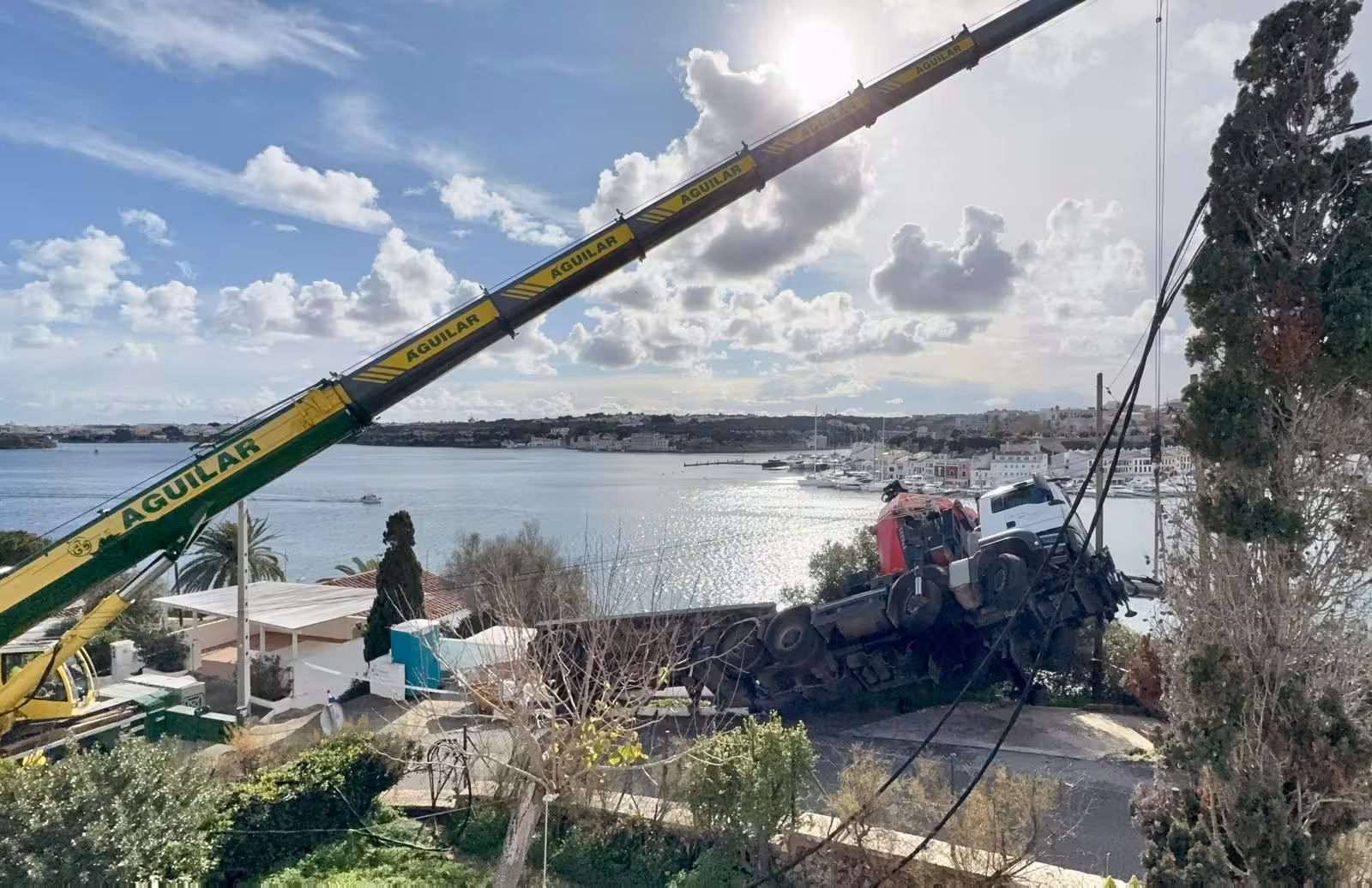 (Vídeo y fotos) Retiran el camión grúa volcado en Cala Rata