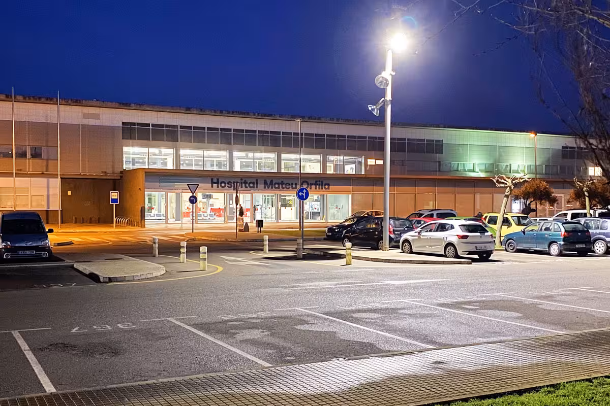 Evacúan a un marinero de un petrolero en el puerto de Maó