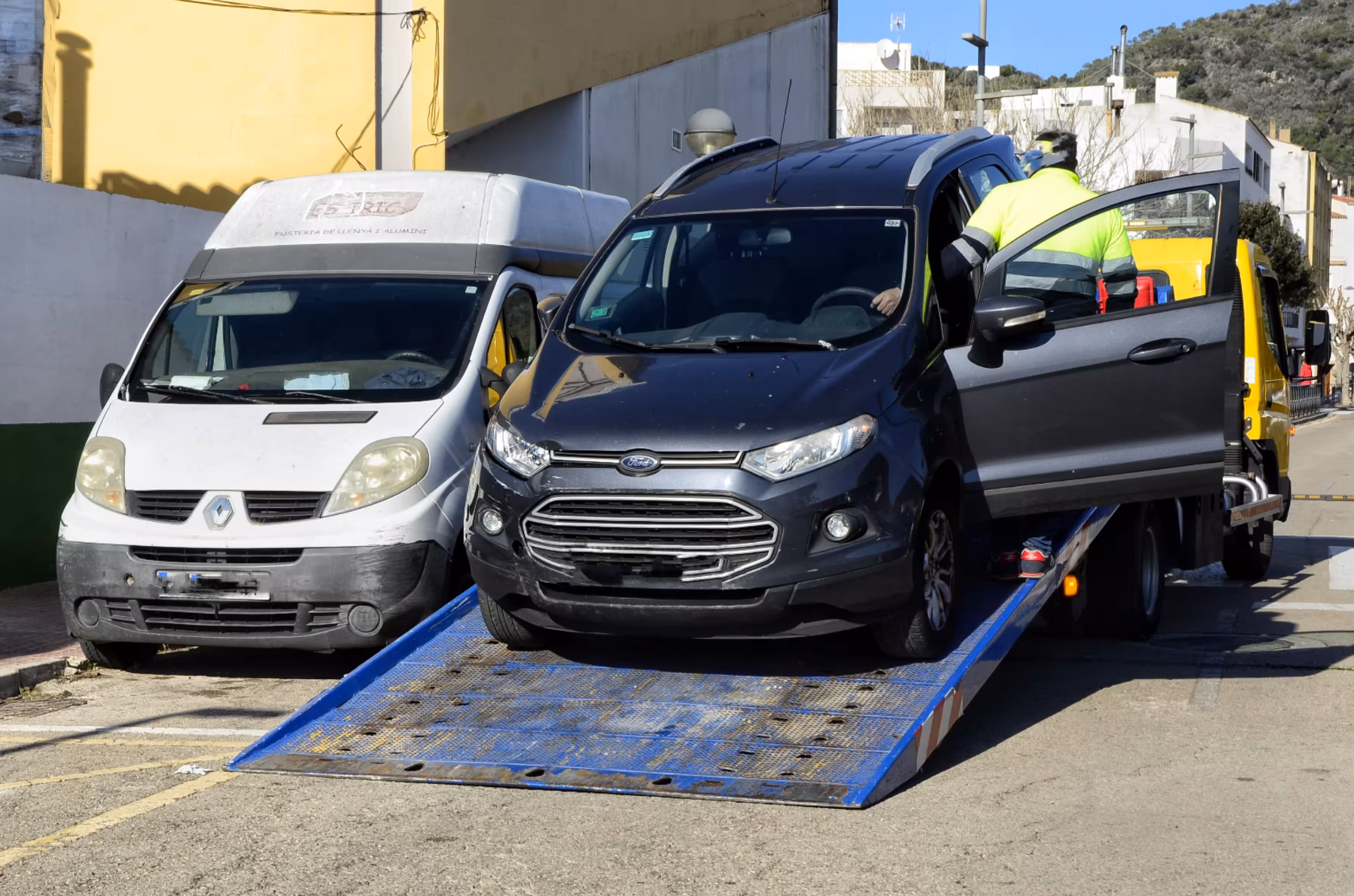 Un conductor pierde el control y su coche impacta contra un vehículo estacionado en Ferreries