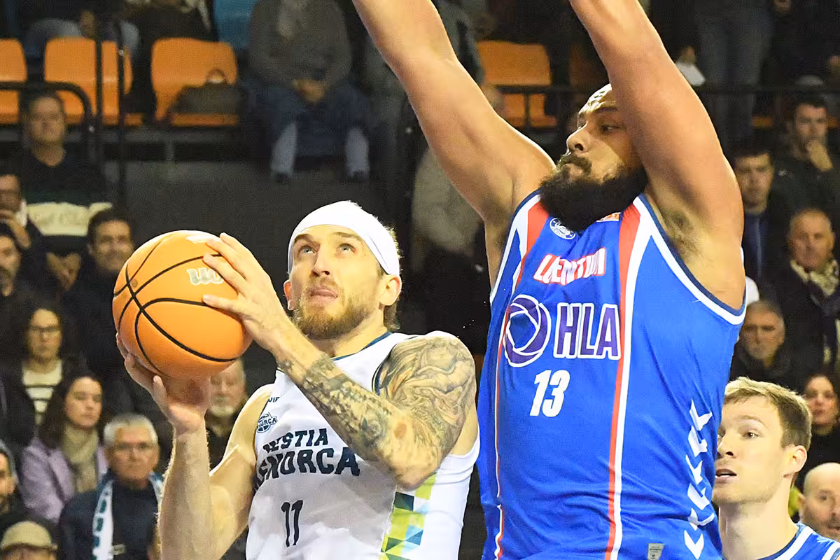 (Fotos) Golpe de autoridad y exhibición coral del Hestia Menorca ante el Alicante