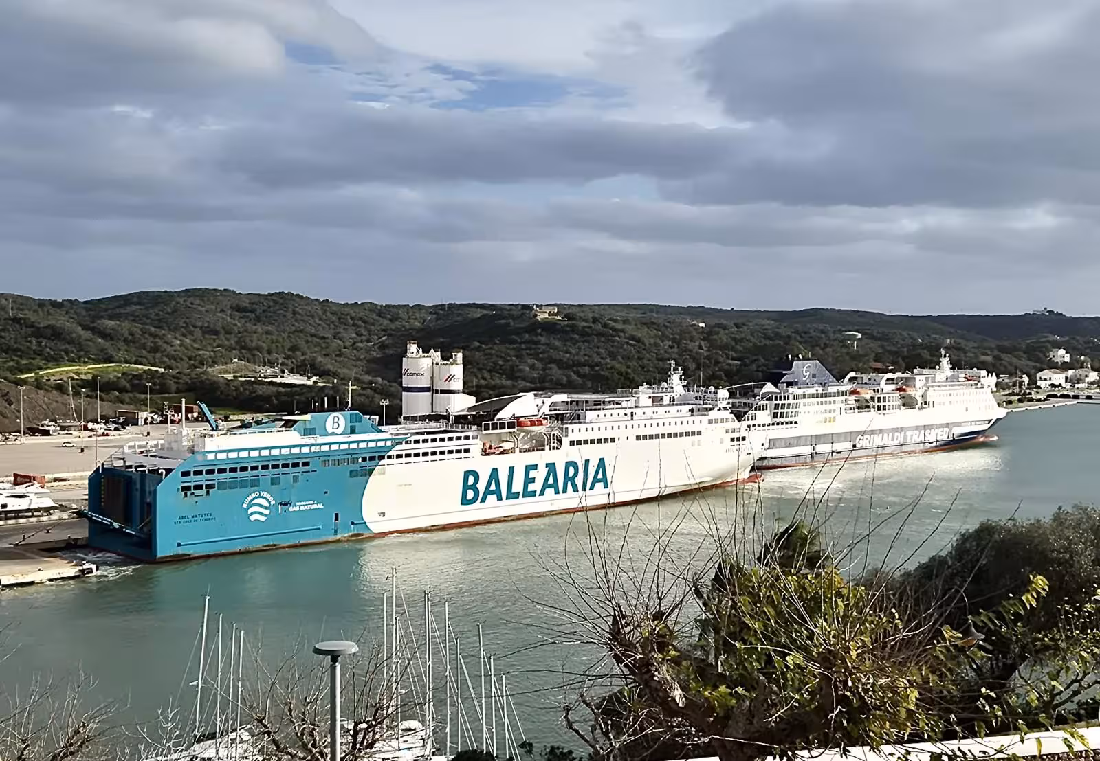 El mal tiempo cierra el puerto de Ciutadella y obliga a Baleària a atracar en Maó