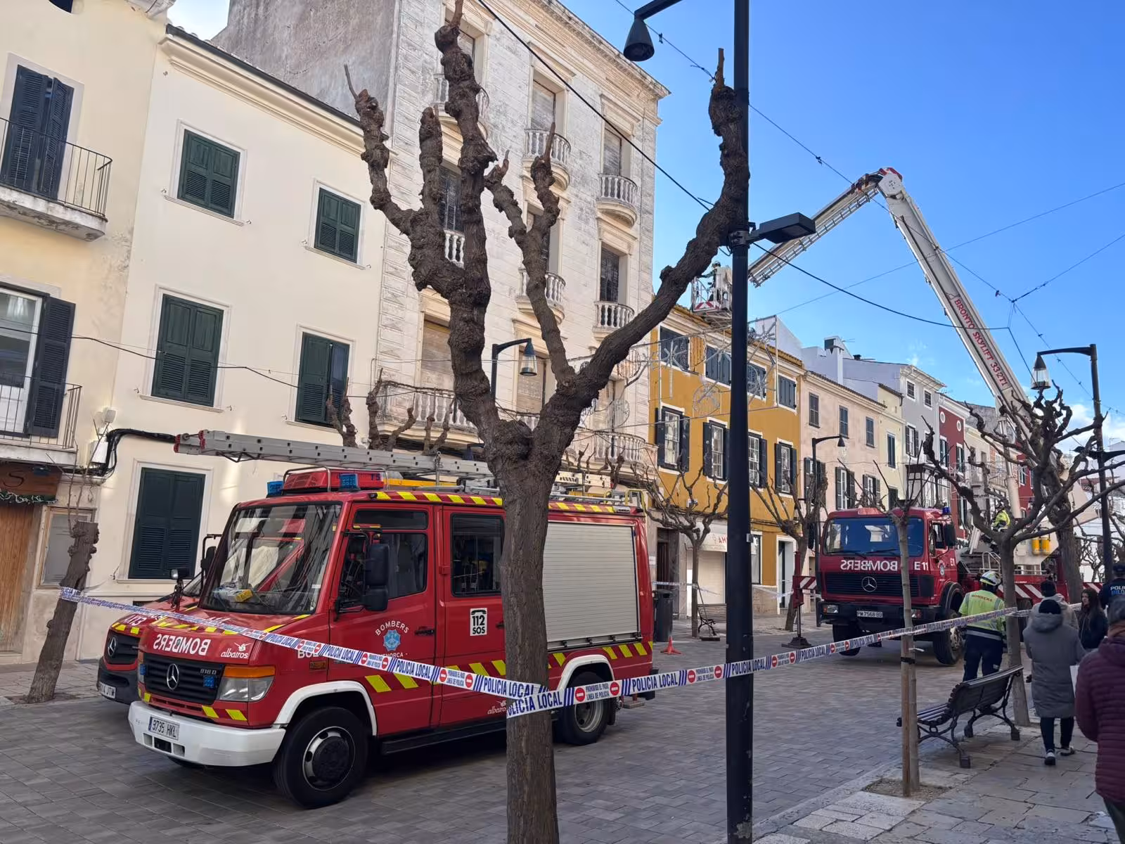 (Fotos) Susto en Maó por el desprendimiento de parte de una cornisa en el Carrer de ses Moreres