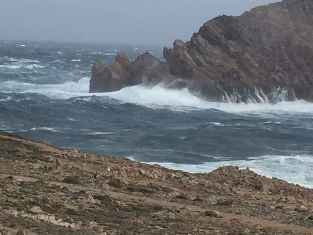 Viento, lluvia y fuerte oleaje: Menorca encara una semana marcada por el temporal