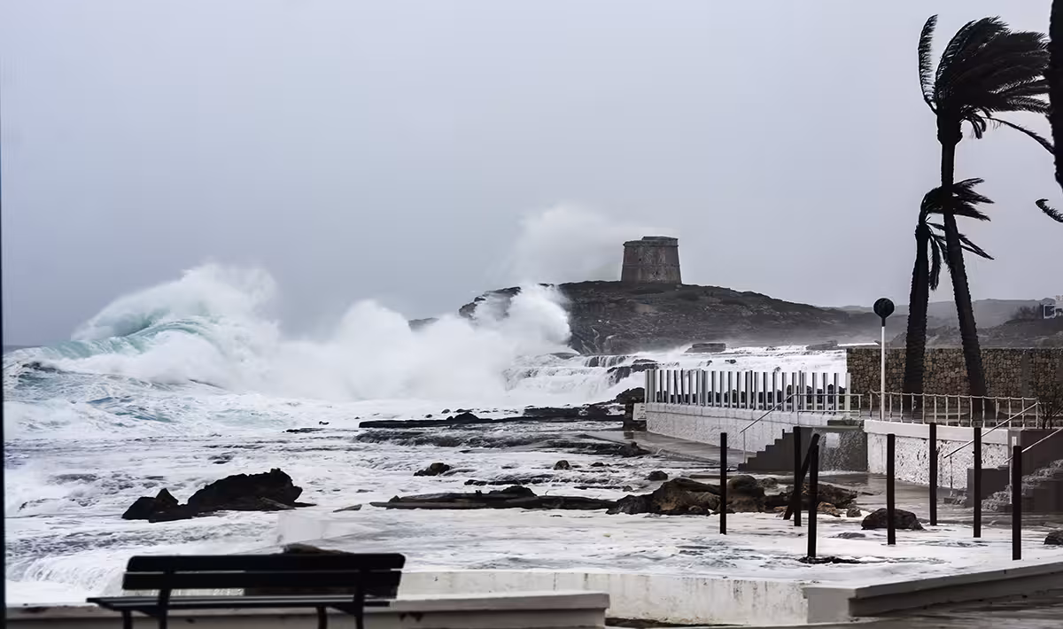 La borrasca Harry trae viento, lluvia y un fuerte oleaje