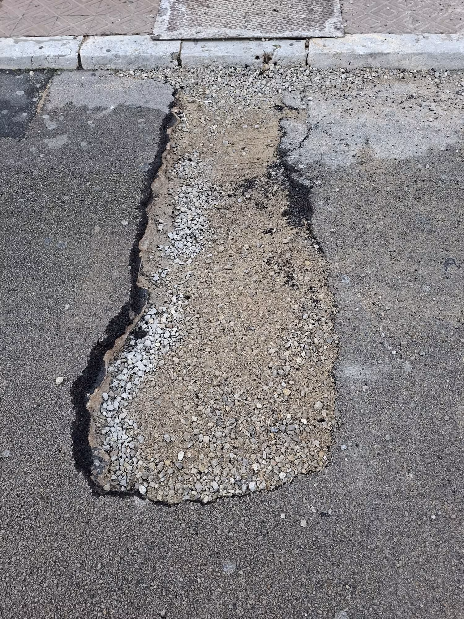 (Foto-denuncia) Alertan del estado de un bache en el Carrer des Negres: “Es un peligro para coches y peatones”