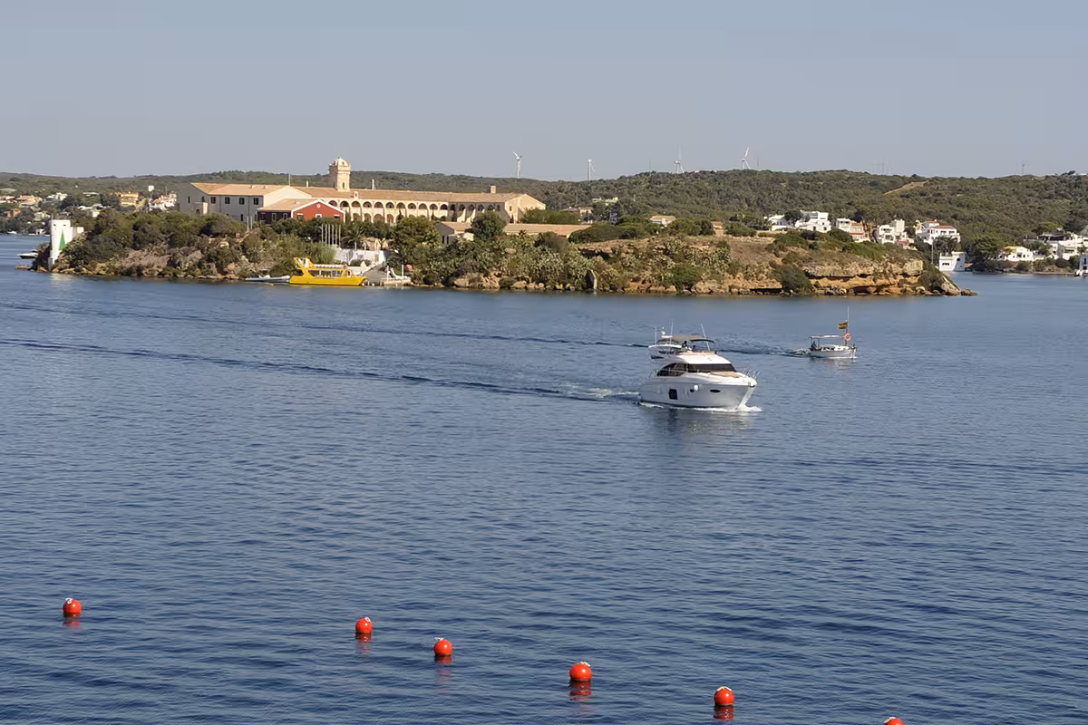 Ara Maó pide bloquear 116 nuevos amarres de "lujo" en la Illa del Rei