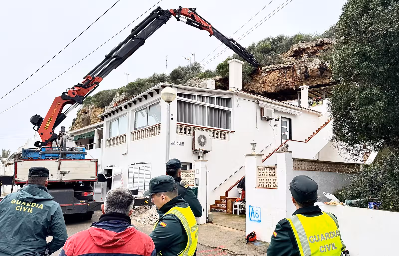 (Fotos) Evacúan varias viviendas en Cala Sant Esteve tras el desprendimiento mortal de una roca