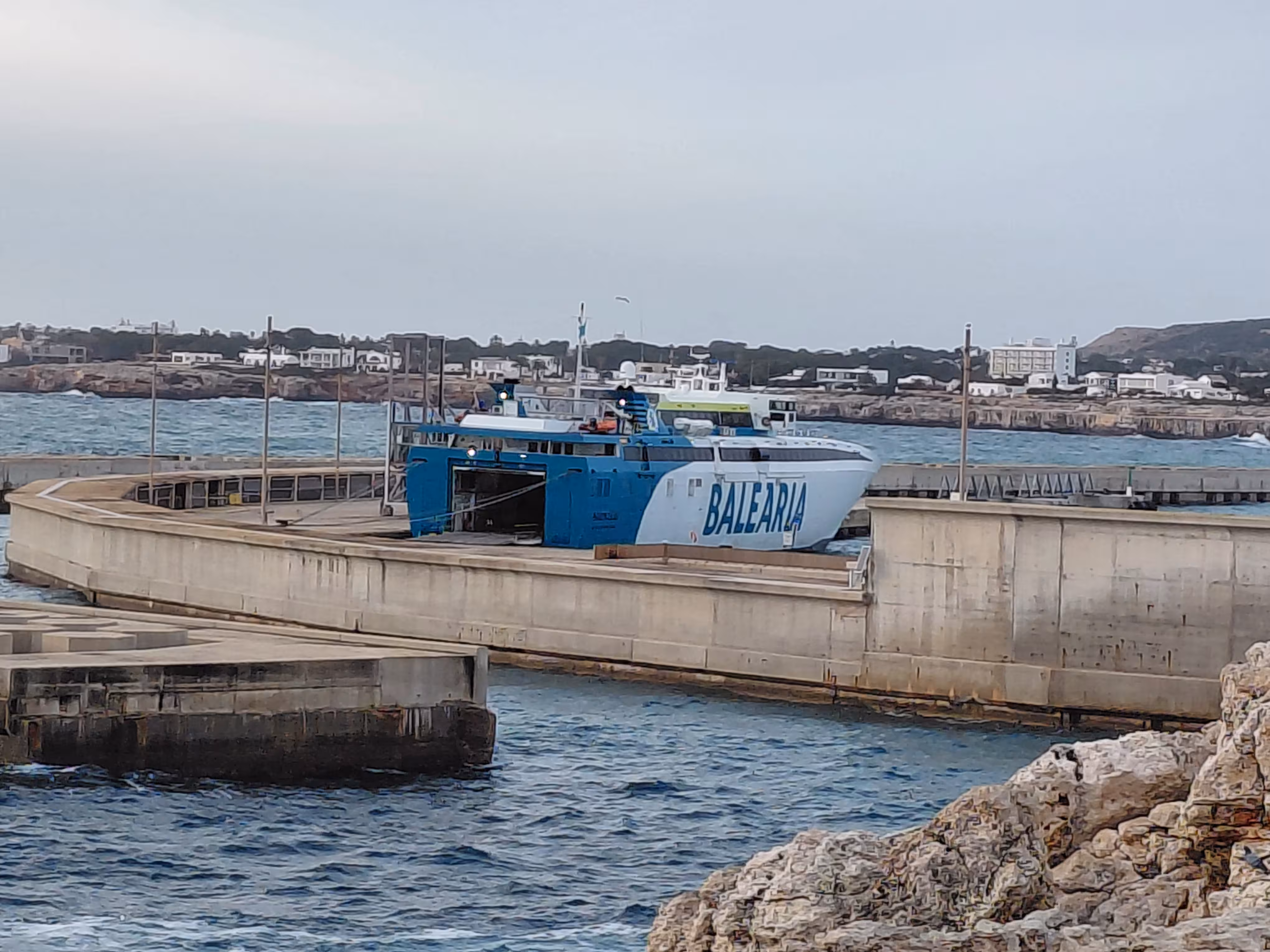 Temporal en Menorca: olas de 5 metros en Maó, cierra el puerto de Ciutadella y Baleària cambia la hora de sus viajes