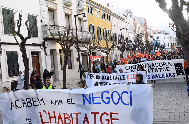 “La vivienda es un derecho, no un negocio”: Menorca se moviliza contra el fin de la moratoria de desahucios