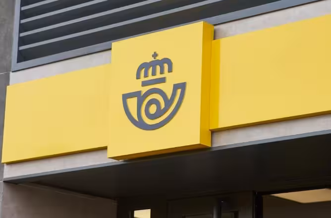 El Parlament exige al Gobierno mejoras urgentes en Correos por el deterioro del servicio postal en Menorca