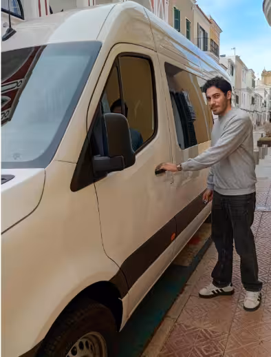 Alaior refuerza la atención a las personas mayores con un nuevo conductor y un vehículo adaptado en el Geriàtric y Centre de Dia Es Ramal