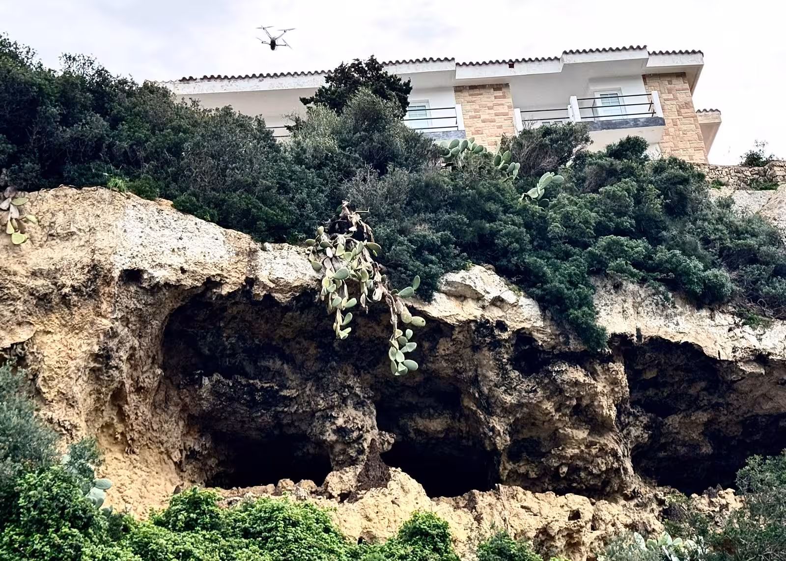 (Fotos) Es Castell inspecciona con un dron el estado de los acantilados para evaluar el riesgo de desprendimientos