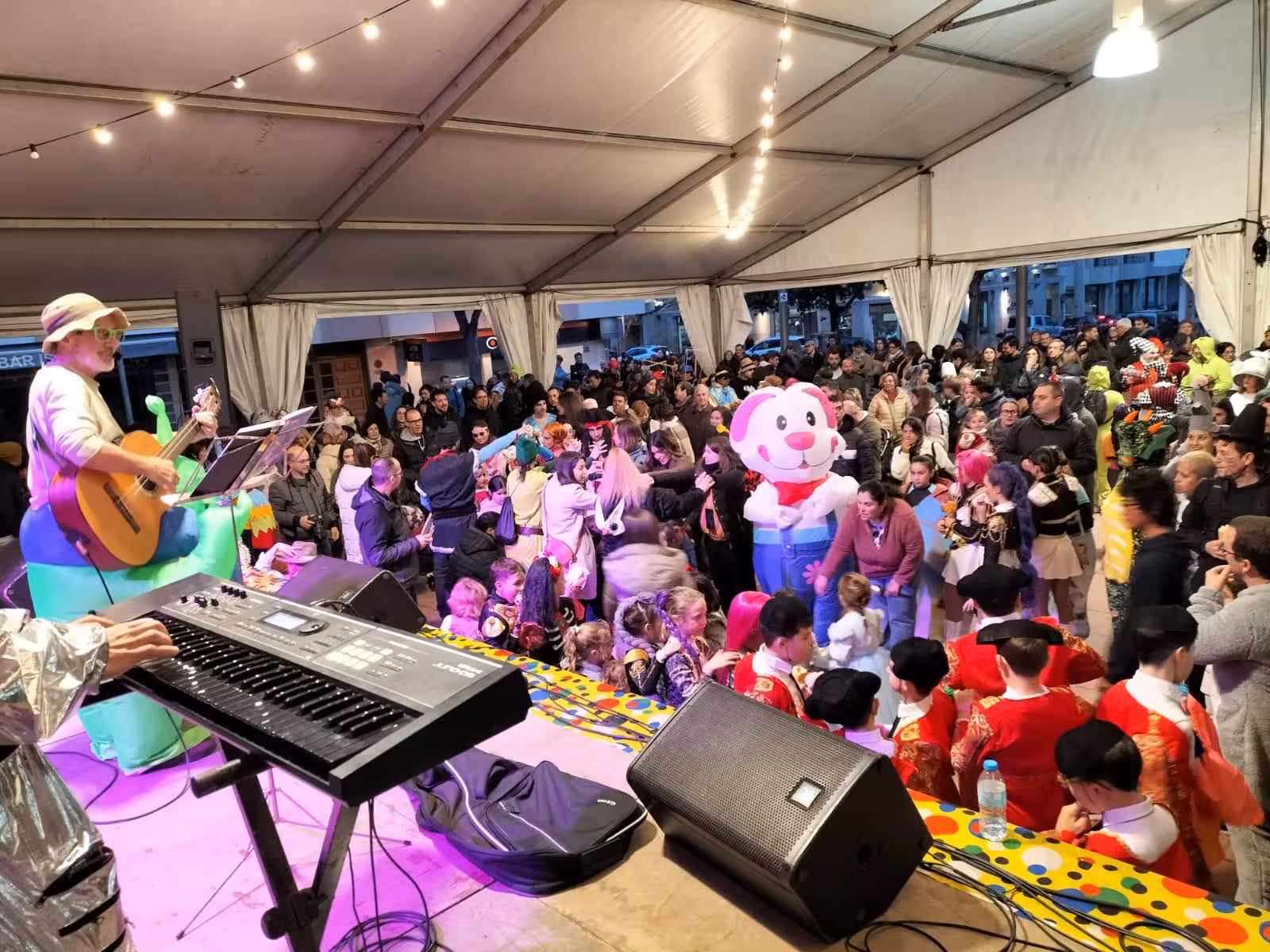 (Fotos) La torrada popular y el concurso de disfraces animan el Carnaval en Ferreries