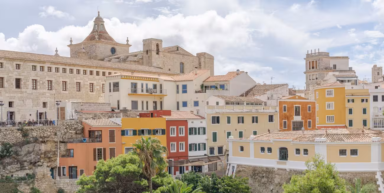 El Consell ha dado de baja 1.297 plazas turísticas en los núcleos urbanos de Menorca desde 2023