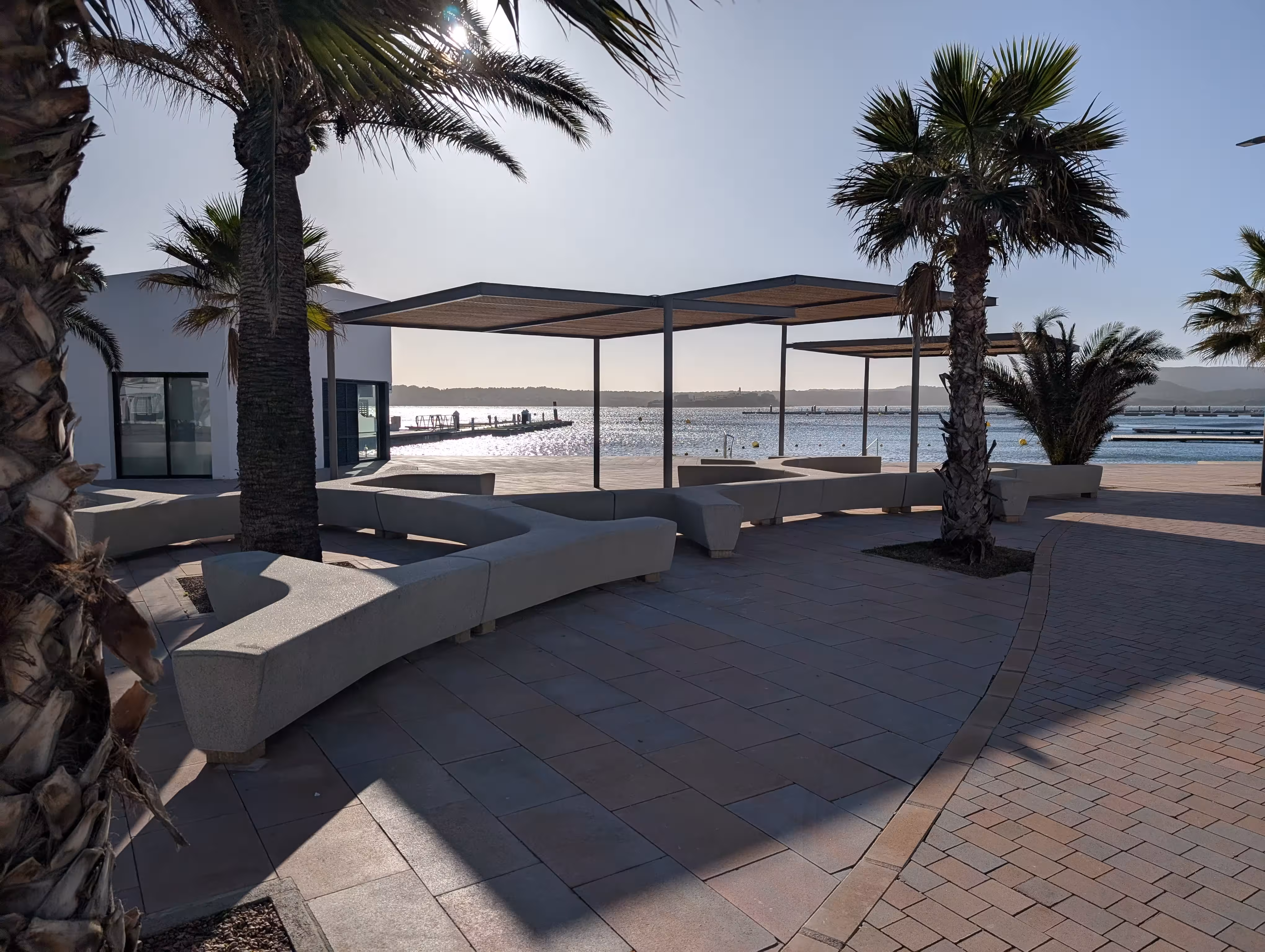 (Fotos) La plaza des Pla del puerto de Fornells estrena una nueva pérgola de 75 m²