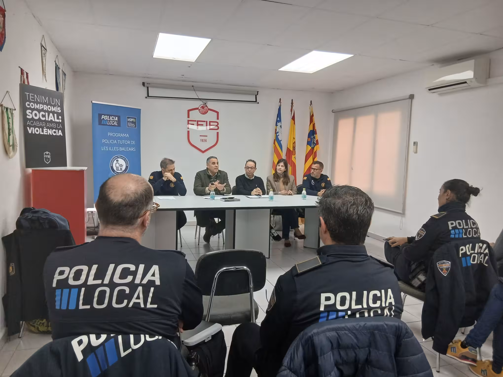 Los policías tutores de Menorca se forman para combatir la violencia en el fútbol base