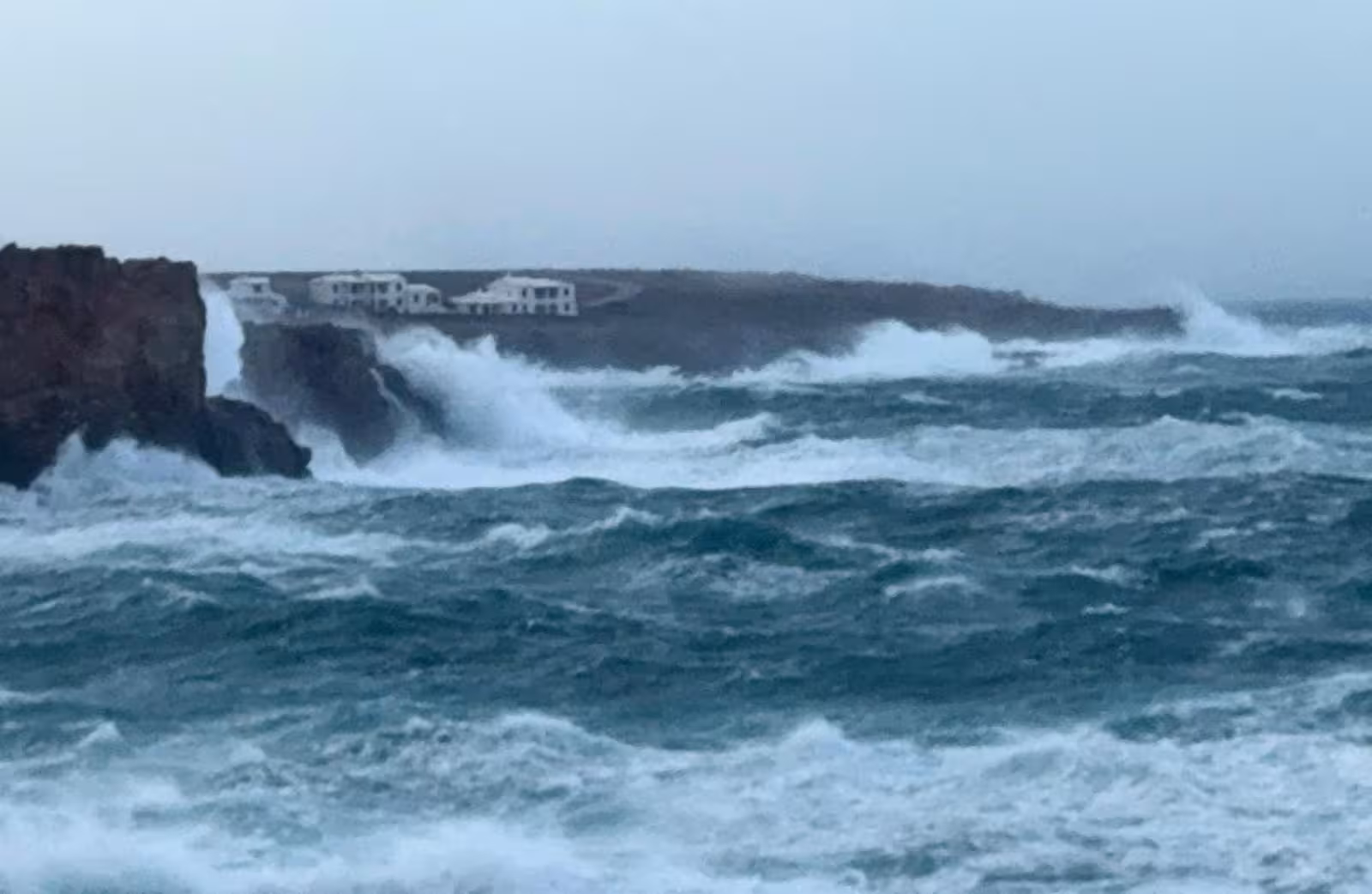 El viento roza los 90 km/h y genera una ola de más de 10 metros de altura