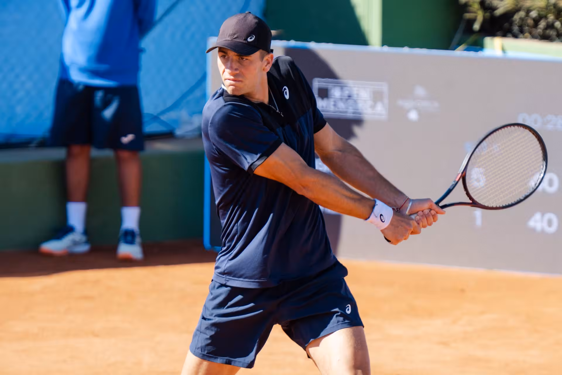 El viento y resultados inesperados marcan el arranque del Open Menorca