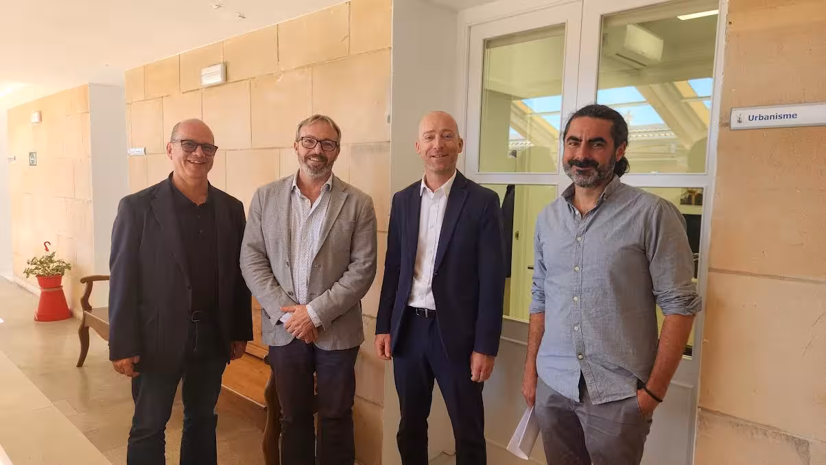 El Ayuntamiento de Es Castell recupera la normalidad tras reparar su edificio