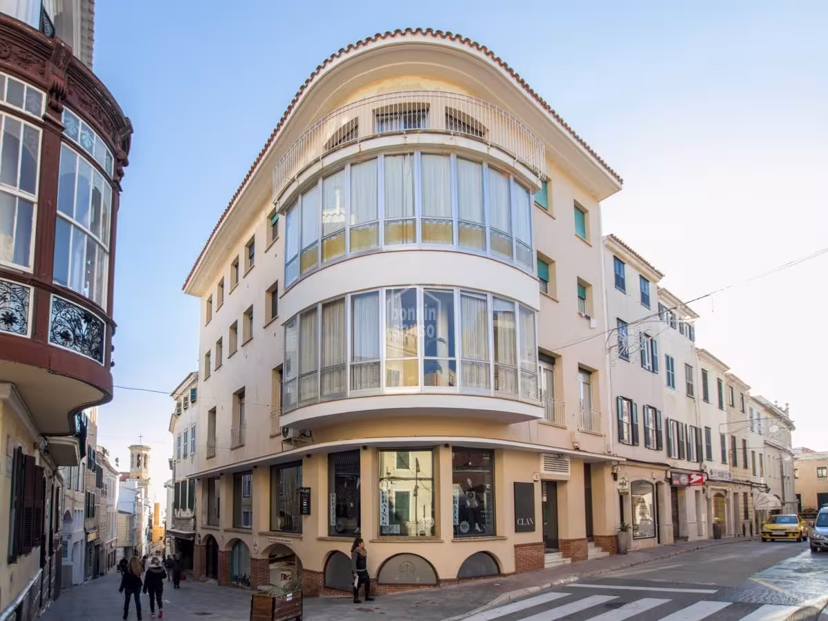 Sale a la venta un gran edificio en el centro de Maó por 2,6 millones con locales ya alquilados