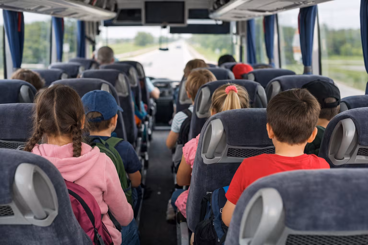 Ferreries destina 5.500 € a financiar el transporte de excursiones y salidas educativas