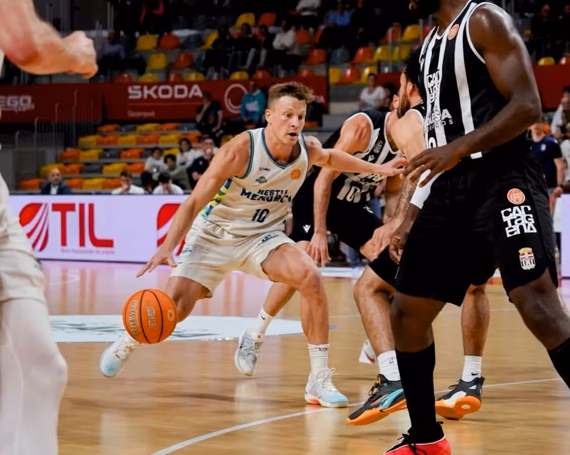 Sufrido triunfo del Hestia Menorca en Cartagena para acercarse al playoff