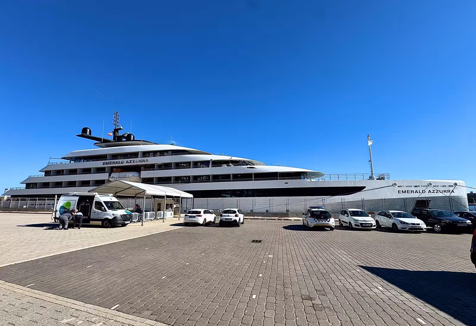 (Fotos) El espectacular yate Emerald Azzurra atraca en el puerto de Maó