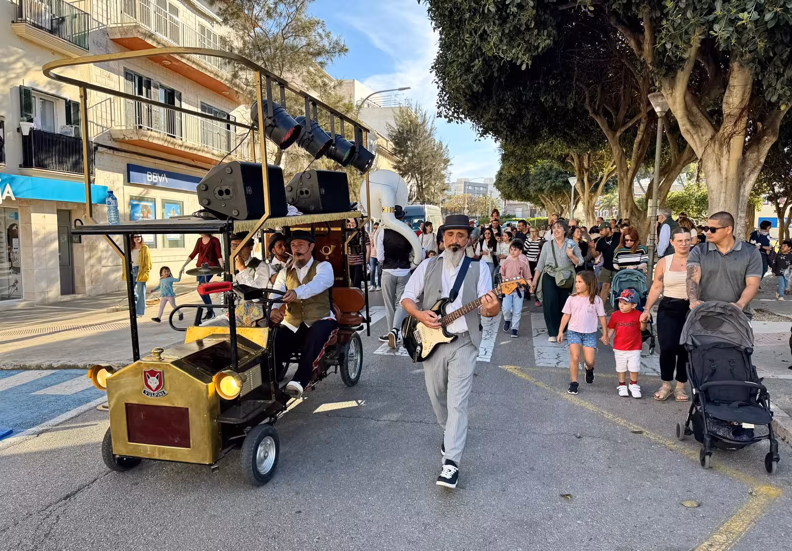 Música, circo y color: la ‘Orquestrina Vulpini’ de Circ Bover conquista el centro de Maó