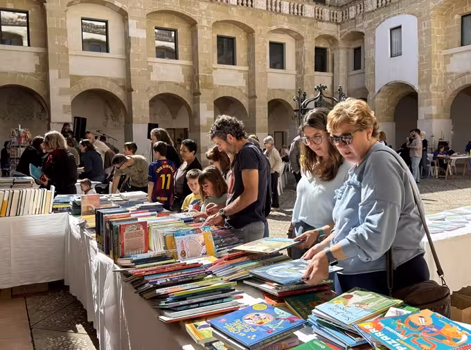 Alaior se volcó con el Día Mundial del Arte y la Feria del Libro en una jornada cultural multitudinaria