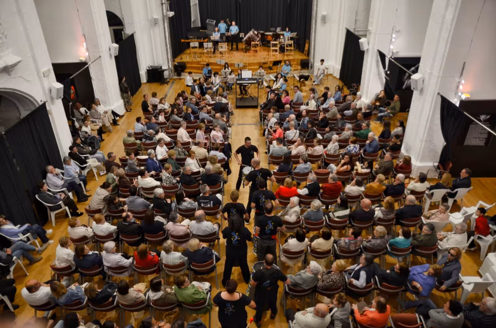 (Fotos) Tres conciertos en uno: la Associació Banda de Música d’Alaior llena Sant Diego