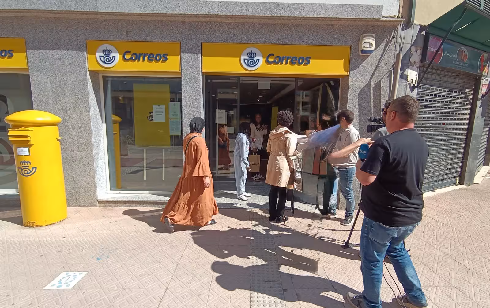 (La foto) Empieza en Correos de Maó el proceso para solicitar la regularización de migrantes