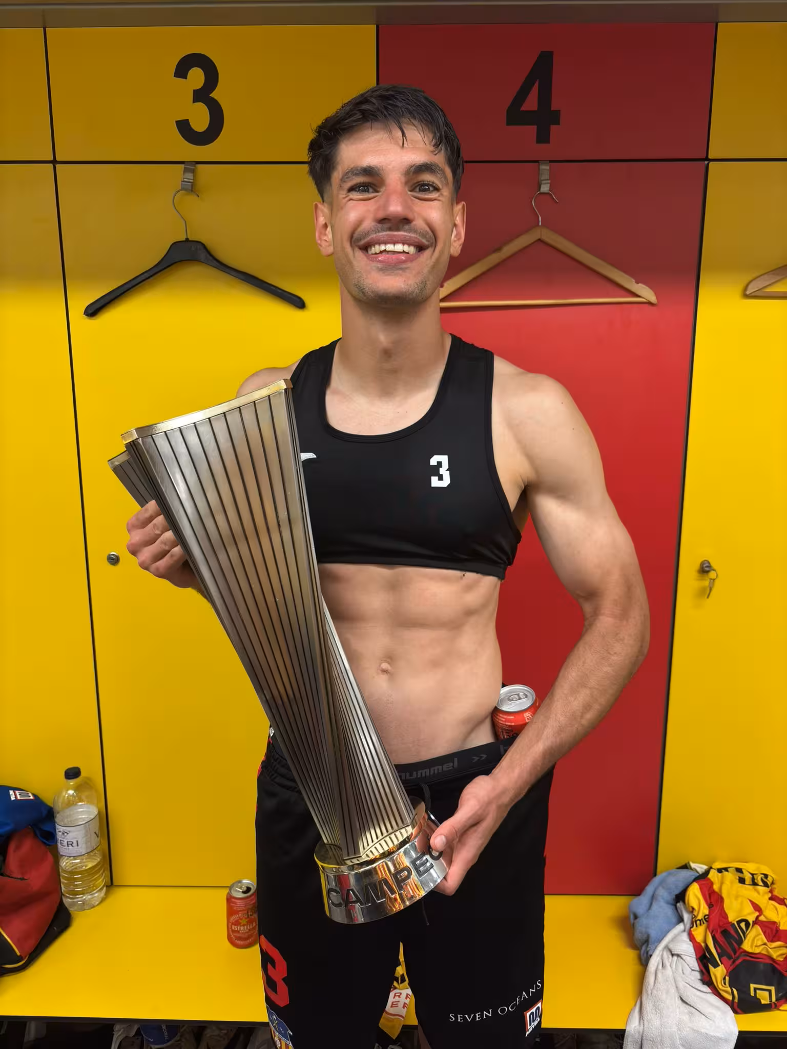 (La foto) Andreu Hernández luce orgulloso la copa de campeón de la Segunda RFEF