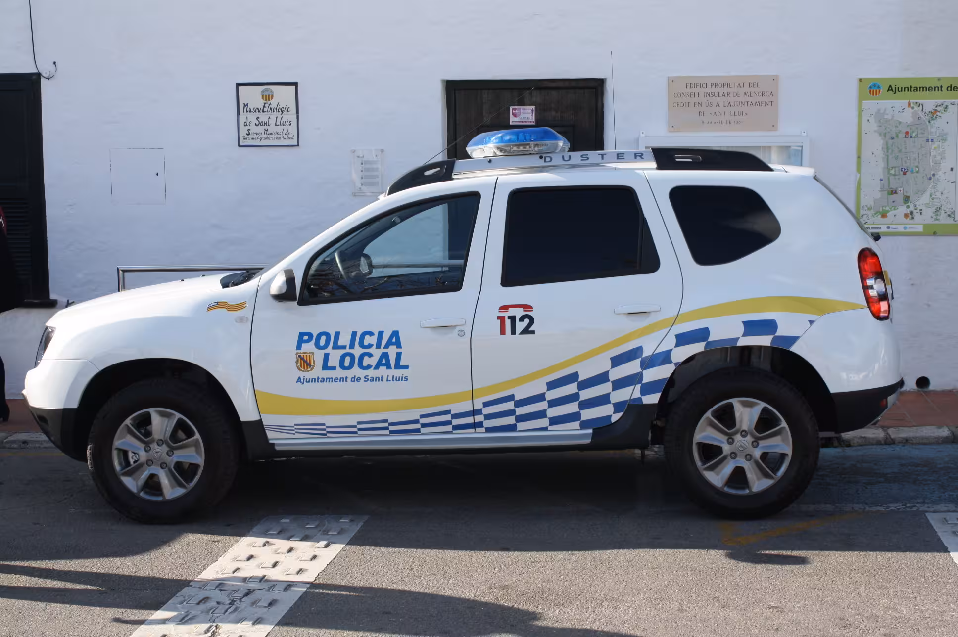 Un hombre armado con un cuchillo irrumpe en una oficina de Caixabank en Sant Lluís y es reducido por la Policía