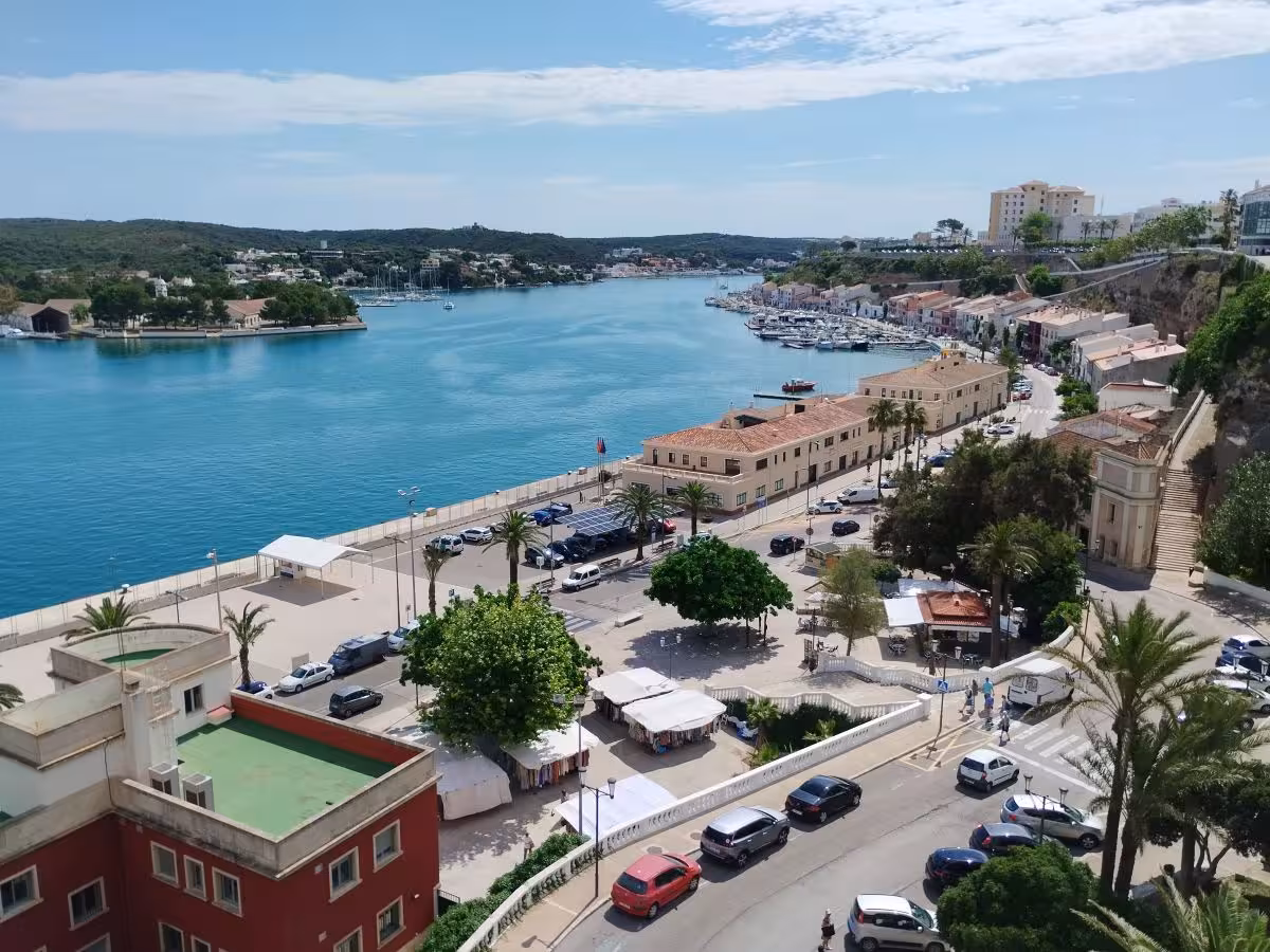 Tiempo estable en Menorca: temperaturas suaves y cielos poco nubosos antes del fin de semana