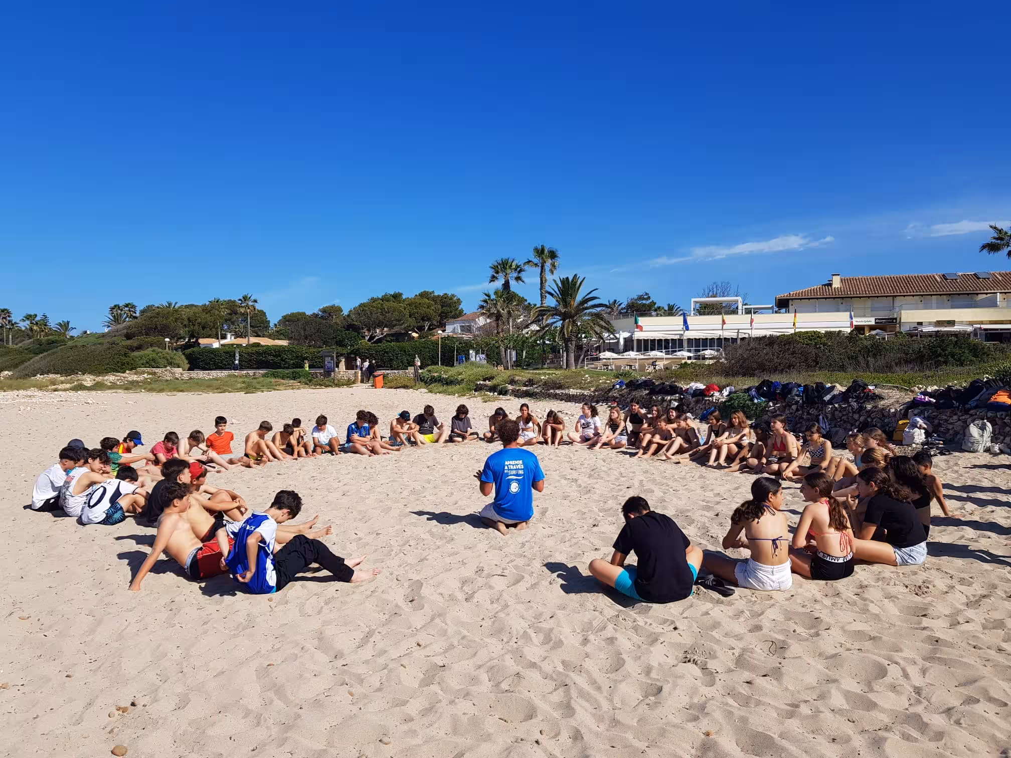 “Aprende a través del surfing” vuelve a las playas de Menorca para acercar el mar a más de 600 escolares