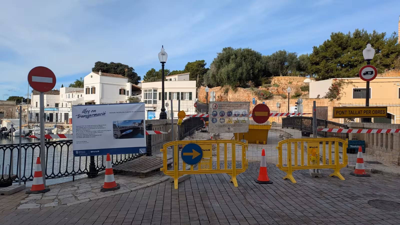 Denuncian que un operario se puso a pescar bajo el puente del puerto de Ciutadella durante las obras