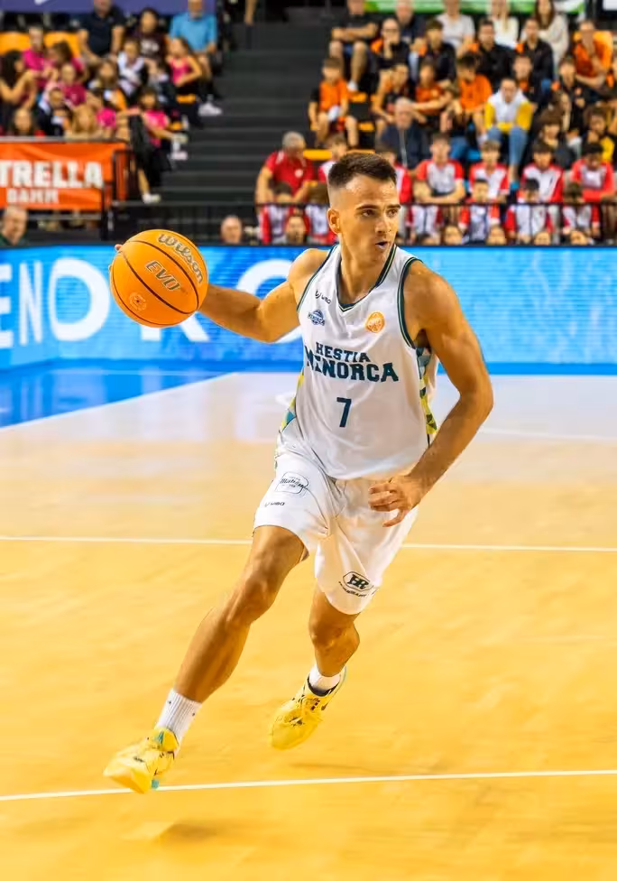 Pol Figueras seguirá defendiendo la camiseta del Hestia Menorca
