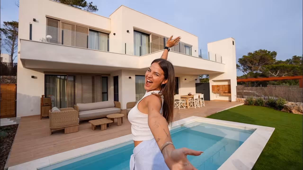(Vídeo) Laura Escanes hace el ‘house tour’ definitivo de su casa de Menorca: “Me va a acompañar el resto de mi vida”