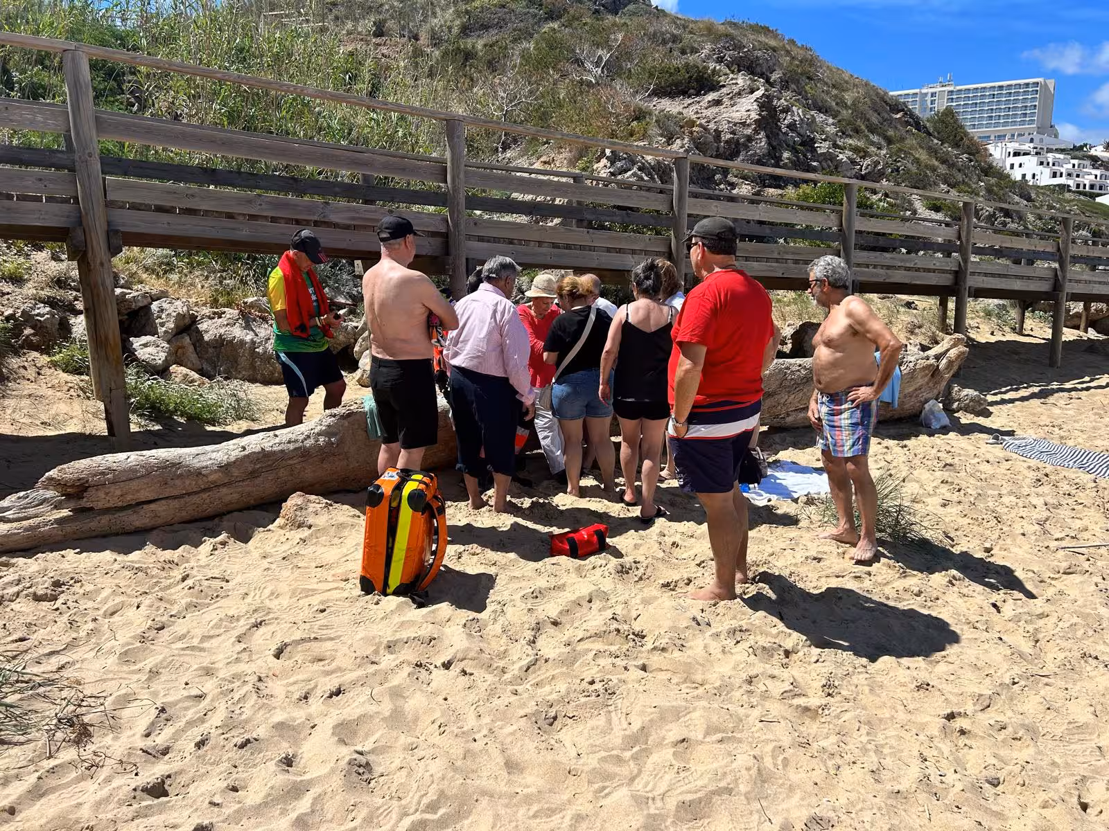 Socorristas de un hotel auxilian a una mujer desvanecida en la playa de Arenal d'en Castell