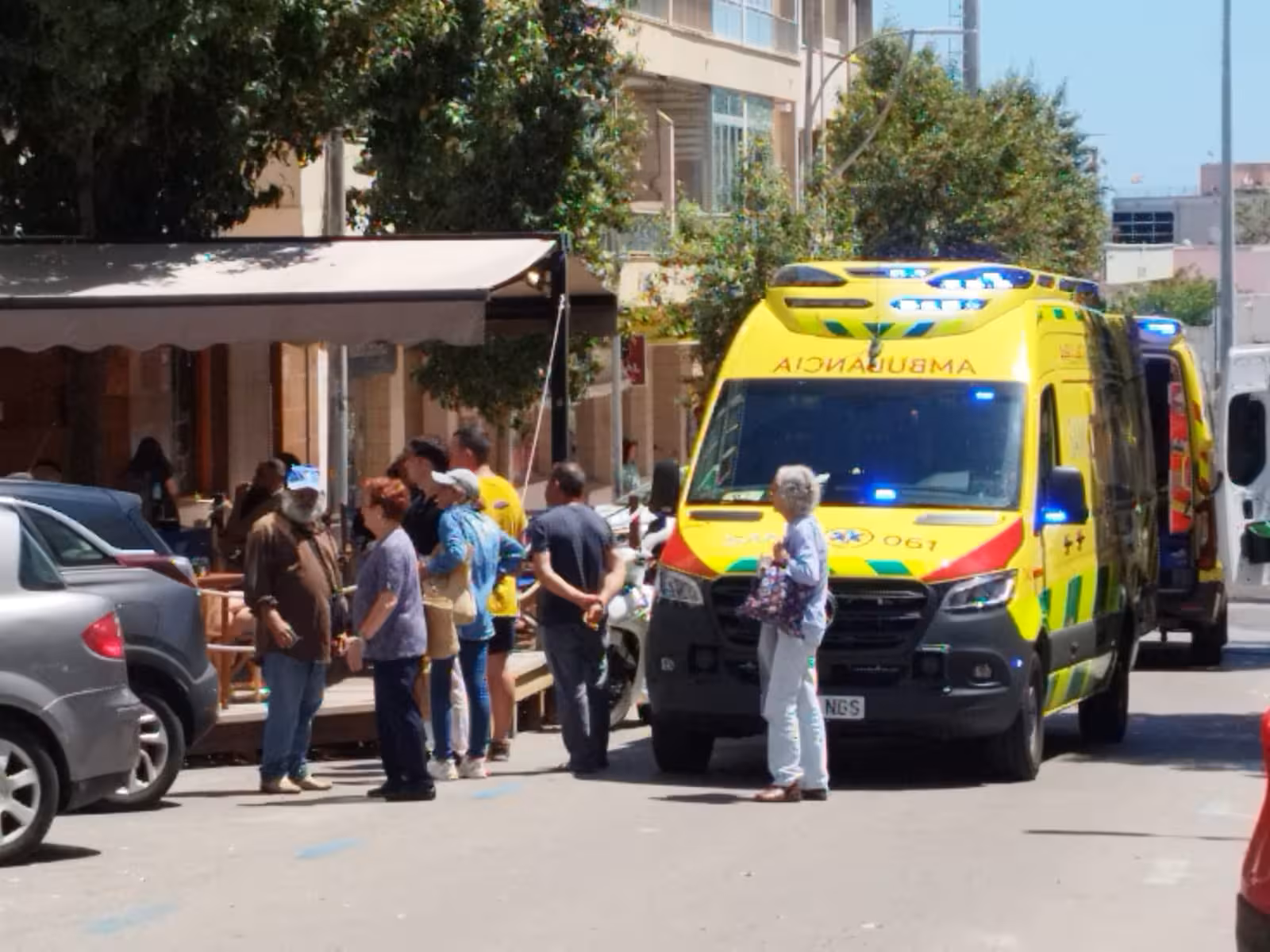 Trasladan en ambulancia a una mujer tras sufrir un problema de salud en la avenida Menorca