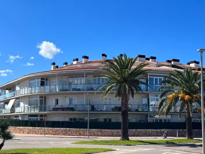 Més y Avançam piden que las administraciones actúen para adquirir el bloque de pisos de Alaior