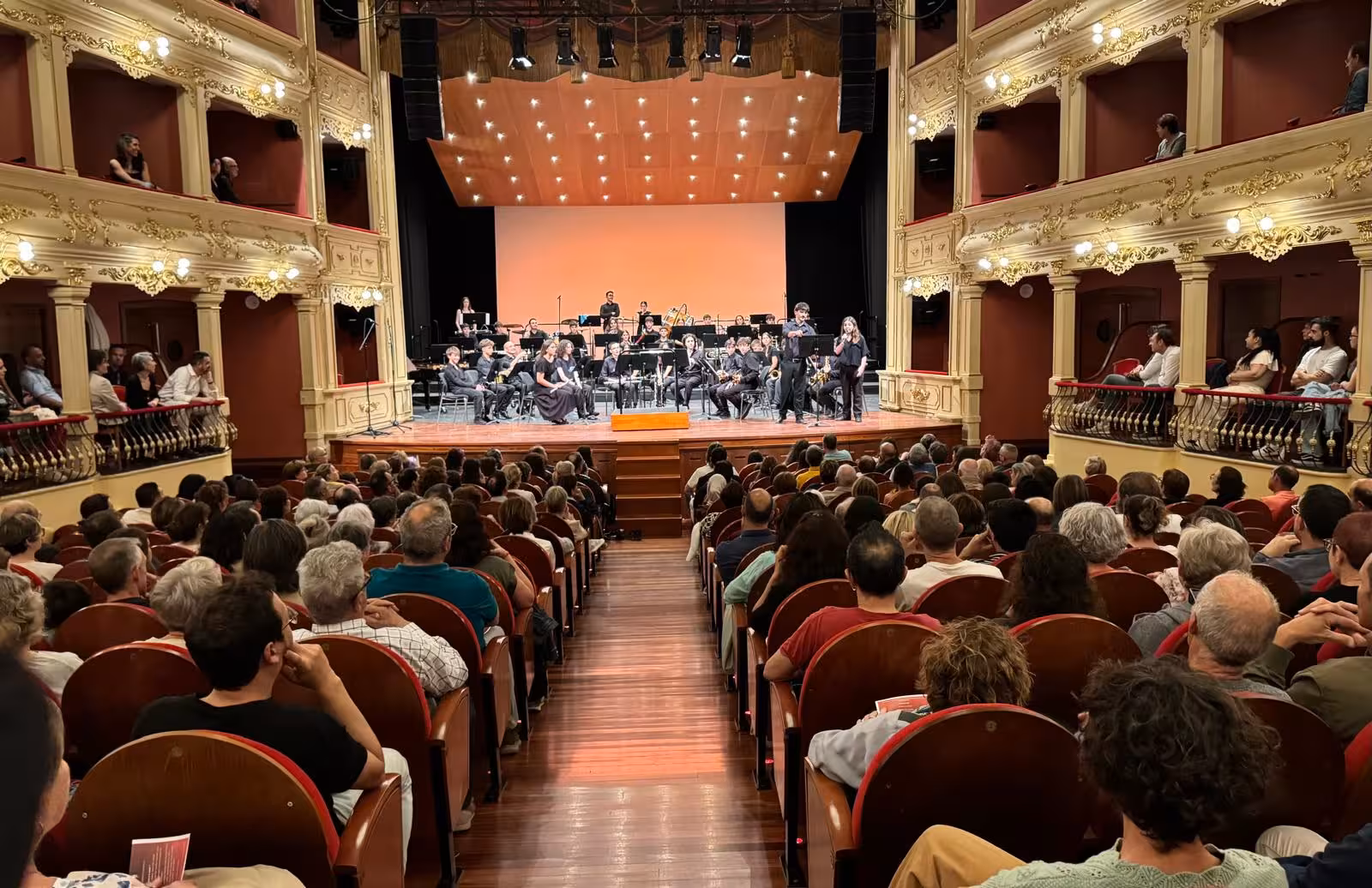 El Conservatorio de Menorca emociona en el Teatre Principal de Maó con su concierto de final de curso