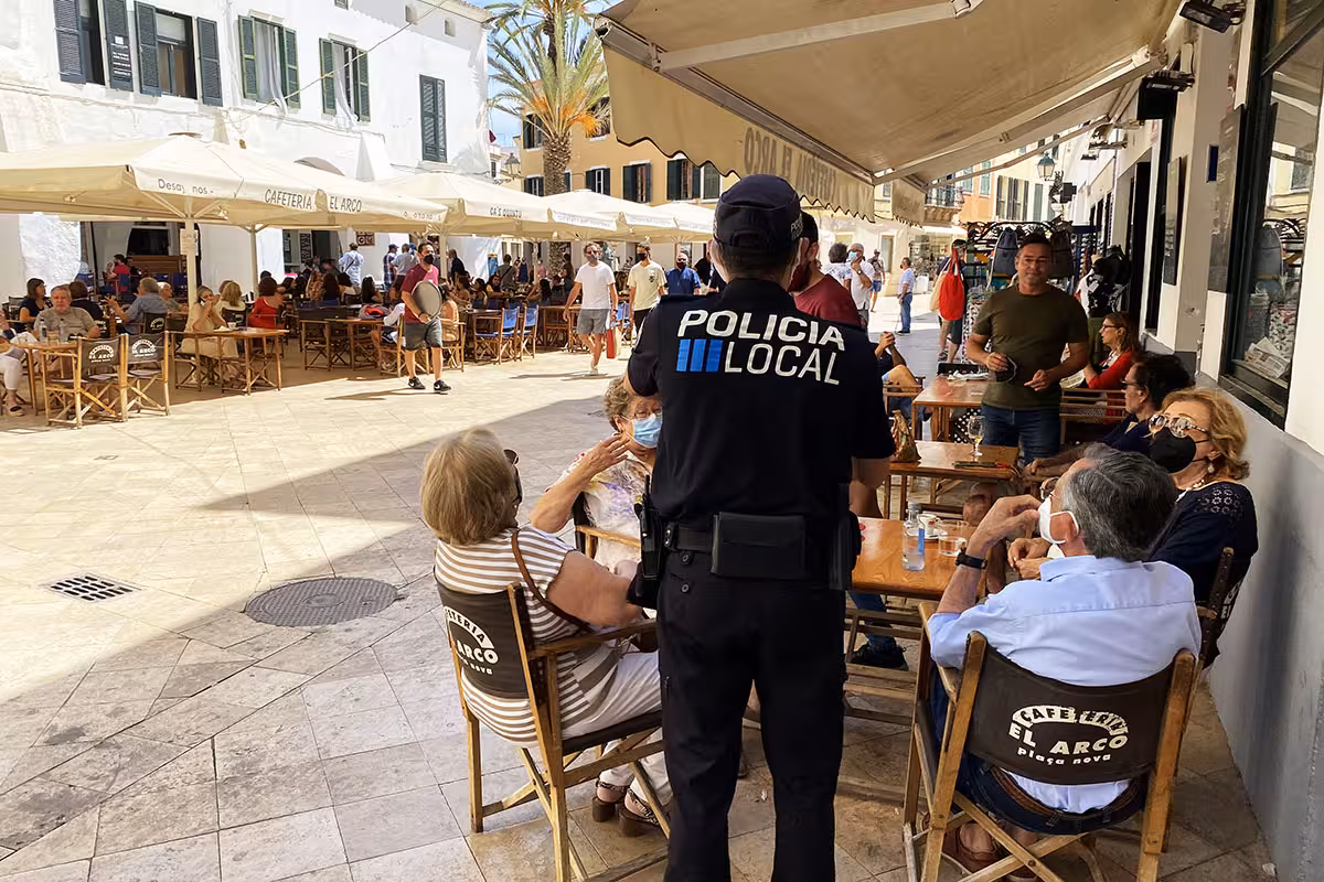Un desprendimiento en Ciutadella hiere a tres mujeres en la Plaça Nova