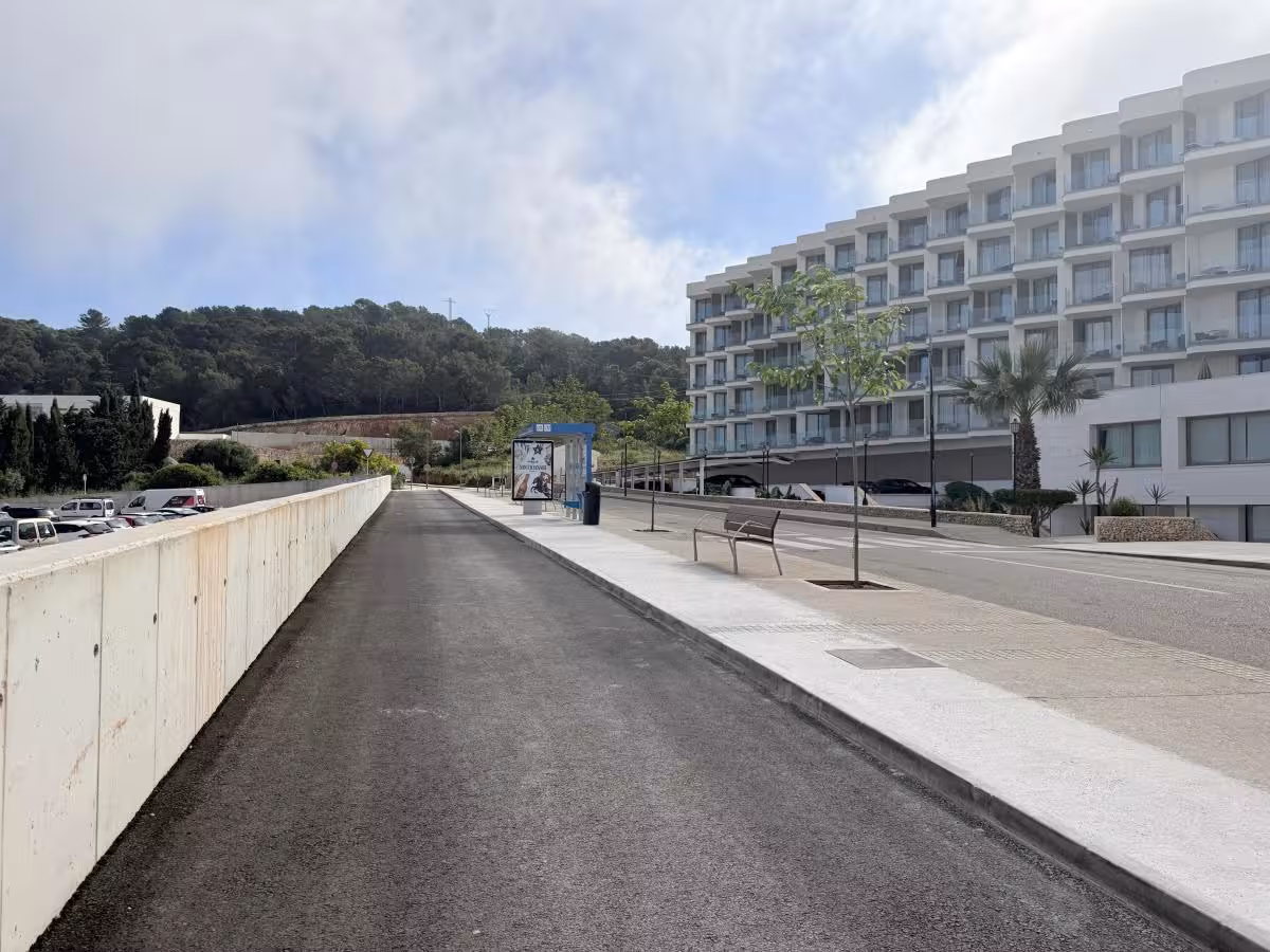 (Fotos) Sant Tomàs estrena un carril bus y 35 nuevas plazas de aparcamiento en la Avenida Central