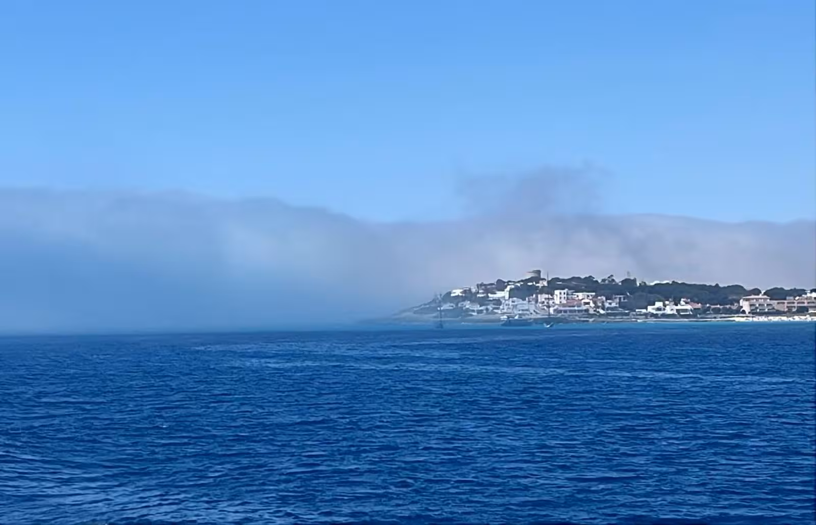 (Vídeos) Un gran banco de niebla cubre parte de Punta Prima en plena mañana soleada